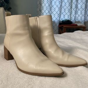 Universal Thread pointed toe white/cream boots